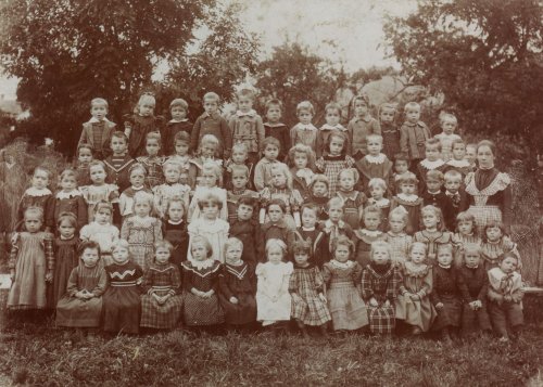 Winterthurer_Bibliotheken_160739_Primarschule_Wuelflingen_Klassenfoto_um_1890