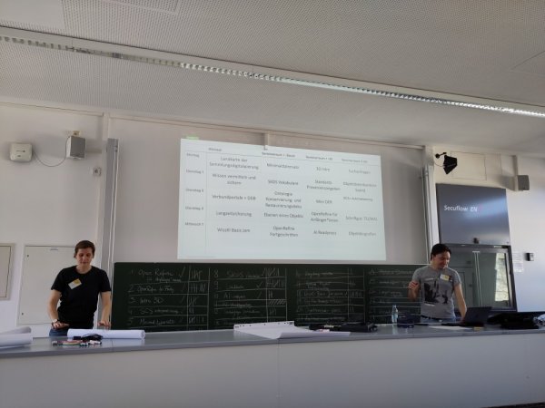 Abb_01_2025-04-07_Barcamp_Begruessung_Johannes_Louise0_gs.jpg