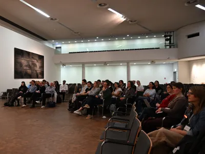 Alle Barcamp-Teilnehmenden starten gemeinsam im großen Saal.