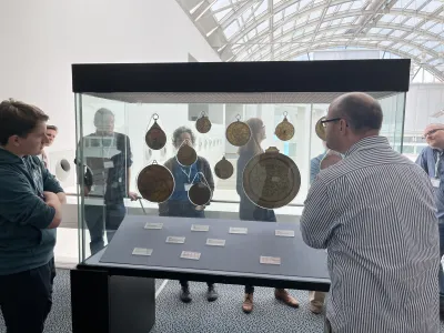 Die Barcamper*innen betrachten die Astrolabien in der Ausstellung des Germanischen Nationalmuseums.