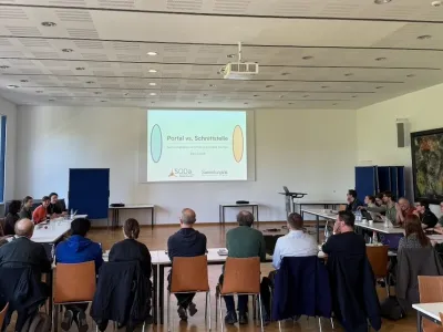 Eindruck vom Workshop: 30 Personen sitzen in einem Saal der Goethe-Uni Frankfurt, an die Wand wird per Beamer eine Folie mit dem Workshoptitel projiziert.